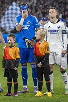 Kamil Grabara  (FC K�benhavn), Viktor Claesson, anf�rer  (FC K�benhavn)